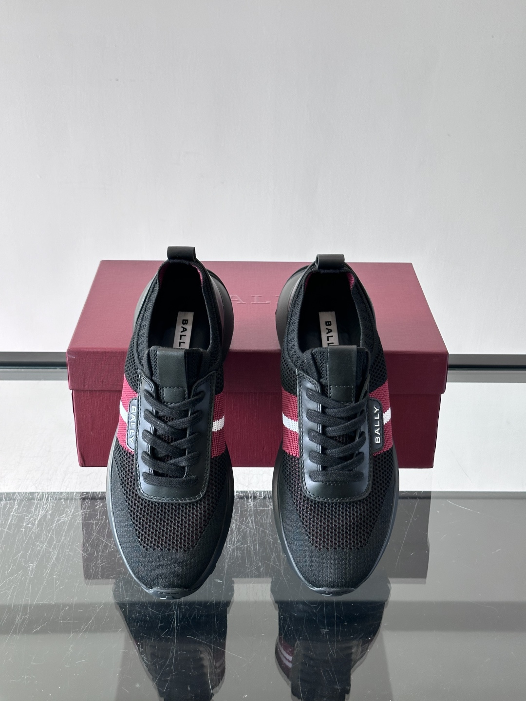 BALLY(巴利)男士针织袜套鞋,飞织网面鞋身,一脚蹬的袜套式设计,厚底,鞋跟处有酒红色提环细节。这款走的是”轻 BALLY(巴利)男士针织袜套鞋,飞织网面鞋身,一脚蹬的袜套式设计,厚底,鞋跟处有酒红色提环细节。这款走的是”轻