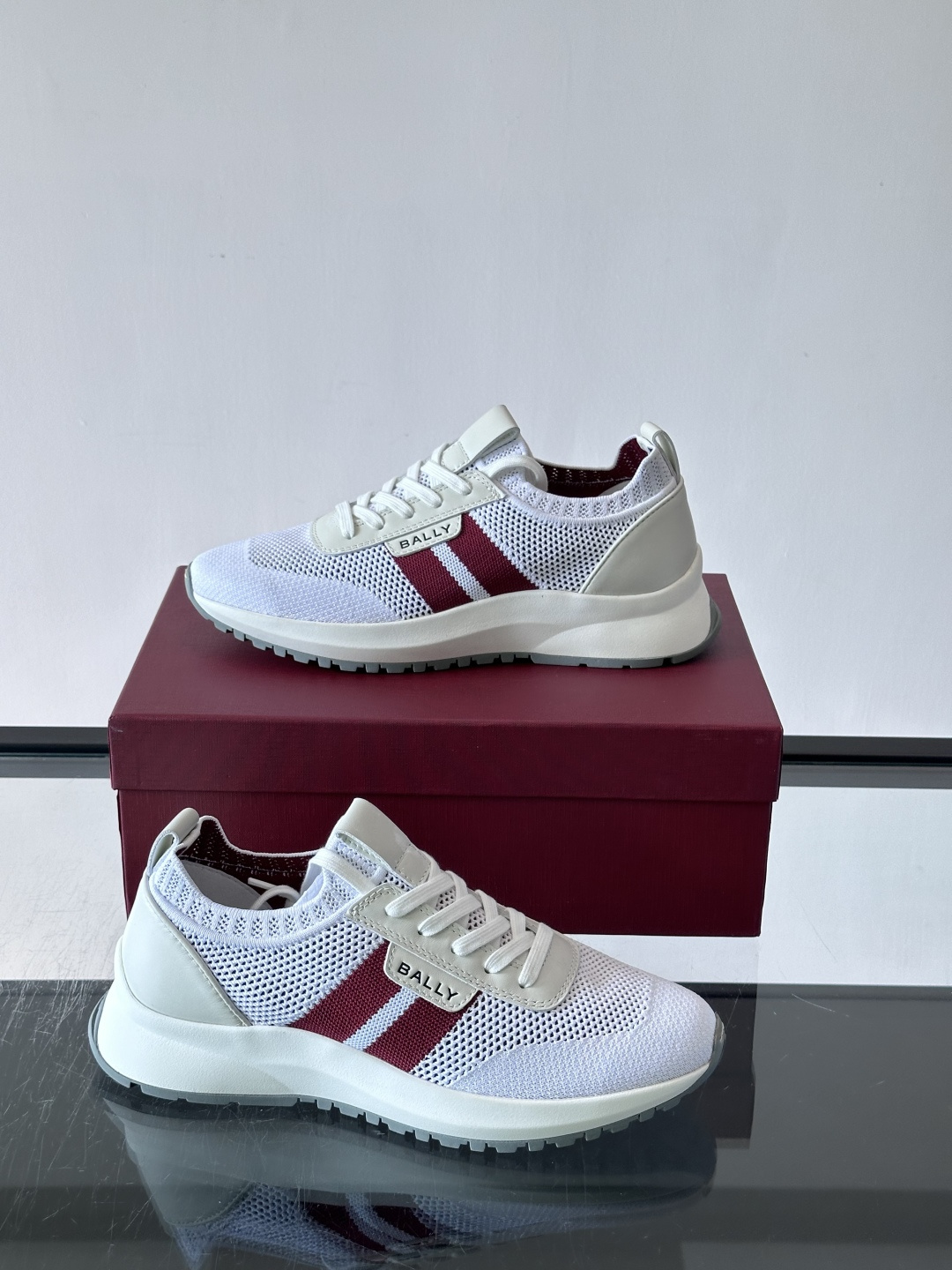​​BALLY（巴利）男士针织袜套鞋​​，飞织网面鞋身，一脚蹬的袜套式设计，厚底，鞋跟处有酒红色提环细节。这款走的是”轻