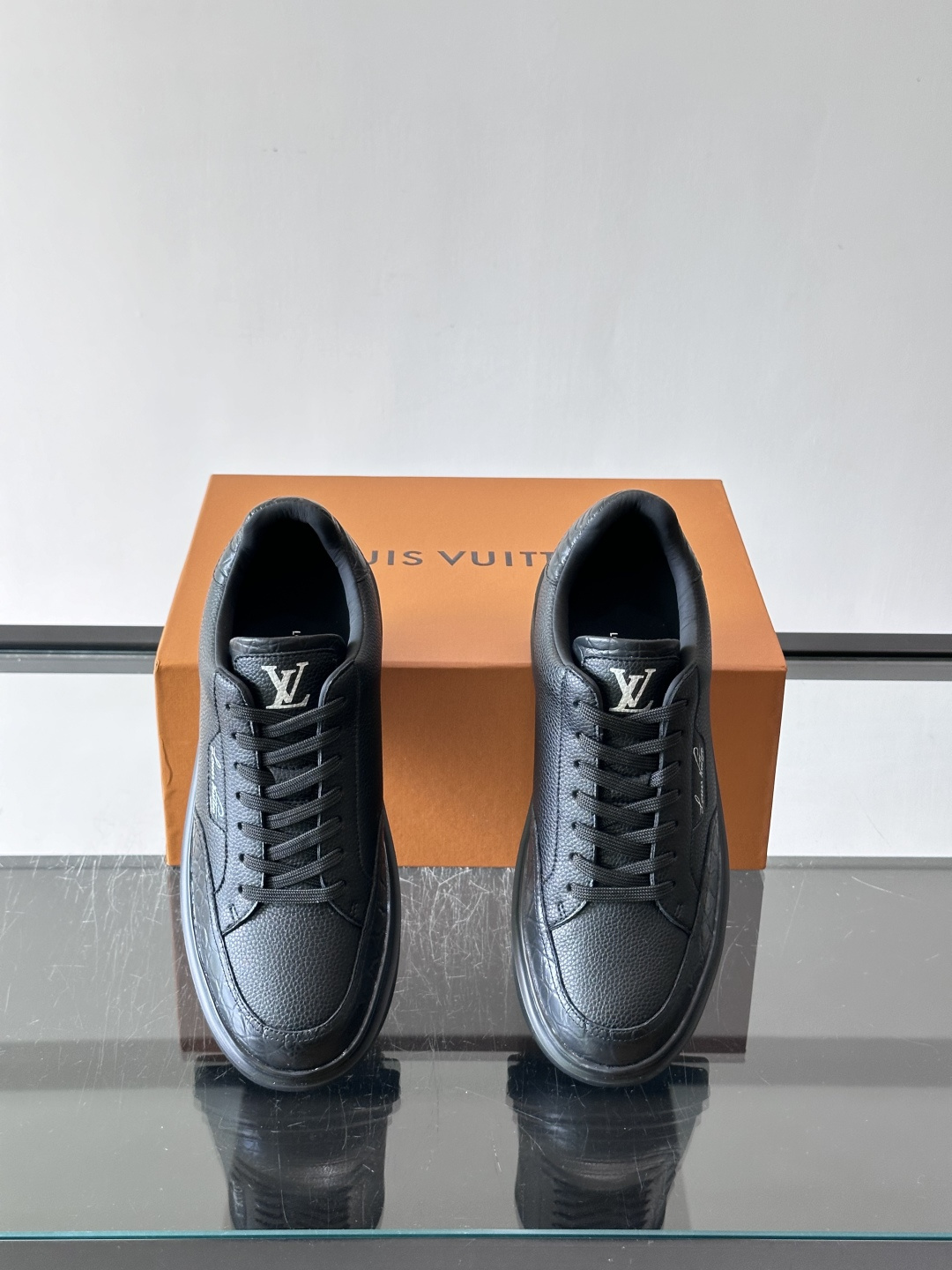 LV🌸BEVERLY HILLS 运动鞋本款 Beverly Hills 运动鞋为绒面牛皮革压印迷你 Monogram 