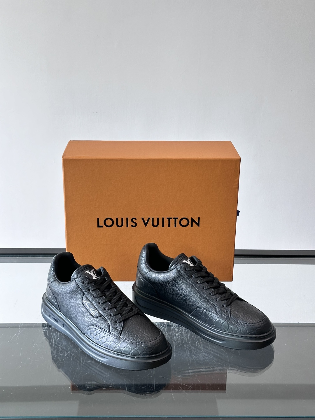 LV🌸BEVERLY HILLS 运动鞋本款 Beverly Hills 运动鞋为绒面牛皮革压印迷你 Monogram 