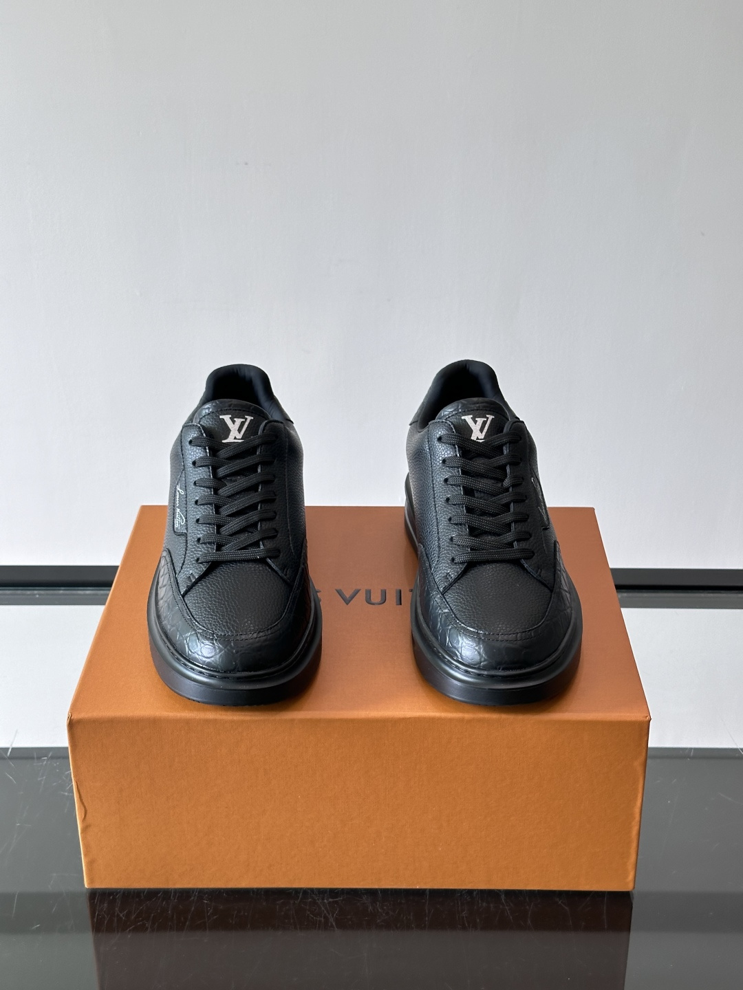 LV🌸BEVERLY HILLS 运动鞋本款 Beverly Hills 运动鞋为绒面牛皮革压印迷你 Monogram 