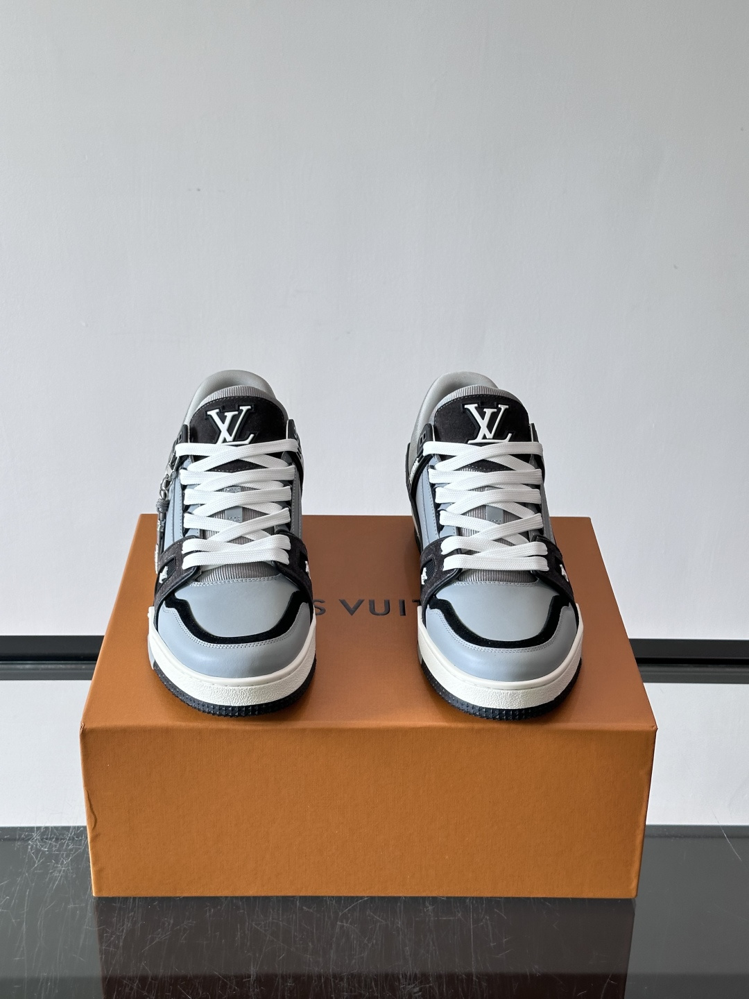 驴家 新配色 trainer运动鞋,本款 LV Trainer 运动鞋取材柔软粒面小牛皮,呈现纯净色调,后部#54标识追 驴家 新配色 trainer运动鞋,本款 LV Trainer 运动鞋取材柔软粒面小牛皮,呈现纯净色调,后部#54标识追