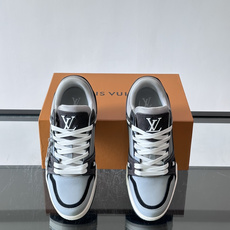 驴家 新配色 trainer运动鞋,本款 LV Trainer 运动鞋取材柔软粒面小牛皮,呈现纯净色调,后部#54标识追 驴家 新配色 trainer运动鞋,本款 LV Trainer 运动鞋取材柔软粒面小牛皮,呈现纯净色调,后部#54标识追