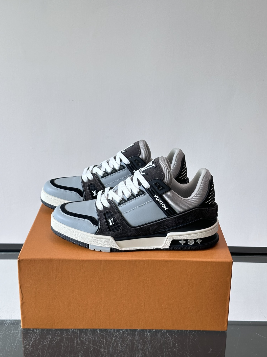 驴家 新配色 trainer运动鞋,本款 LV Trainer 运动鞋取材柔软粒面小牛皮,呈现纯净色调,后部#54标识追 驴家 新配色 trainer运动鞋,本款 LV Trainer 运动鞋取材柔软粒面小牛皮,呈现纯净色调,后部#54标识追