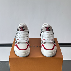 驴家 新配色 trainer运动鞋,本款 LV Trainer 运动鞋取材柔软粒面小牛皮,呈现纯净色调,后部#54标识追 驴家 新配色 trainer运动鞋,本款 LV Trainer 运动鞋取材柔软粒面小牛皮,呈现纯净色调,后部#54标识追