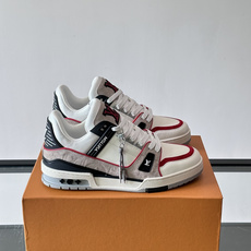 驴家 新配色 trainer运动鞋,本款 LV Trainer 运动鞋取材柔软粒面小牛皮,呈现纯净色调,后部#54标识追 驴家 新配色 trainer运动鞋,本款 LV Trainer 运动鞋取材柔软粒面小牛皮,呈现纯净色调,后部#54标识追