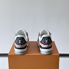 驴家 新配色 trainer运动鞋,本款 LV Trainer 运动鞋取材柔软粒面小牛皮,呈现纯净色调,后部#54标识追 驴家 新配色 trainer运动鞋,本款 LV Trainer 运动鞋取材柔软粒面小牛皮,呈现纯净色调,后部#54标识追