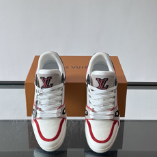 驴家 新配色 trainer运动鞋,本款 LV Trainer 运动鞋取材柔软粒面小牛皮,呈现纯净色调,后部#54标识追 驴家 新配色 trainer运动鞋,本款 LV Trainer 运动鞋取材柔软粒面小牛皮,呈现纯净色调,后部#54标识追