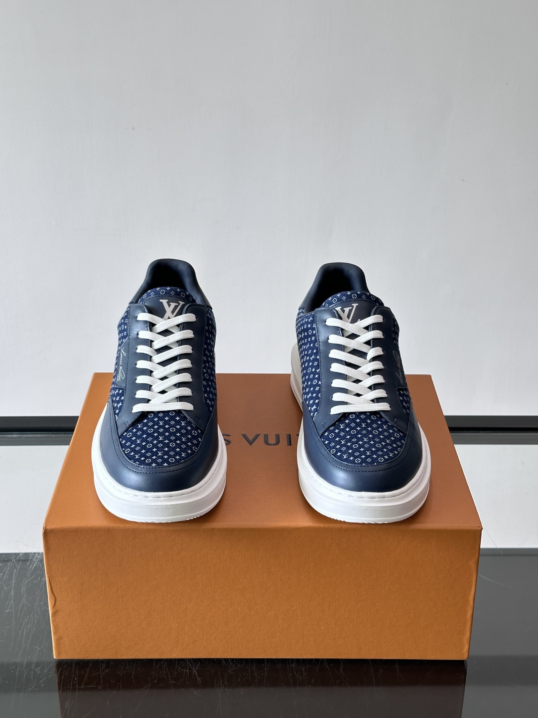 LV🌸BEVERLY HILLS 运动鞋本款 Beverly Hills 运动鞋为绒面牛皮革压印迷你 Monogram 