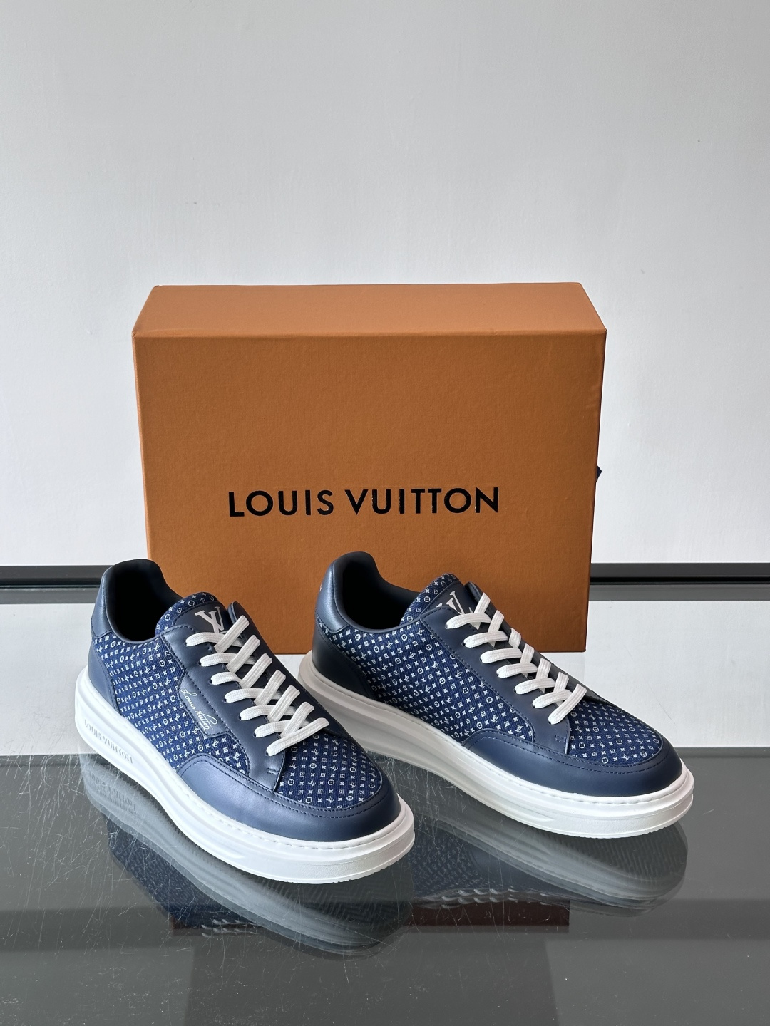 LV🌸BEVERLY HILLS 运动鞋本款 Beverly Hills 运动鞋为绒面牛皮革压印迷你 Monogram 