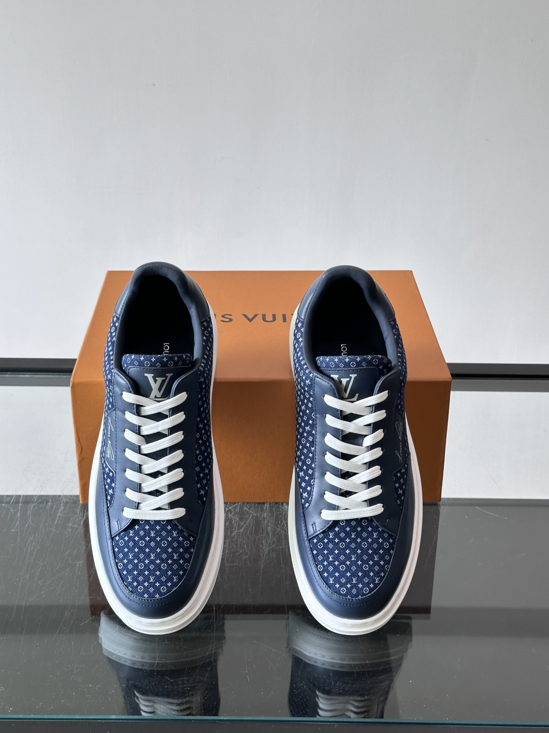 LV🌸BEVERLY HILLS 运动鞋本款 Beverly Hills 运动鞋为绒面牛皮革压印迷你 Monogram 