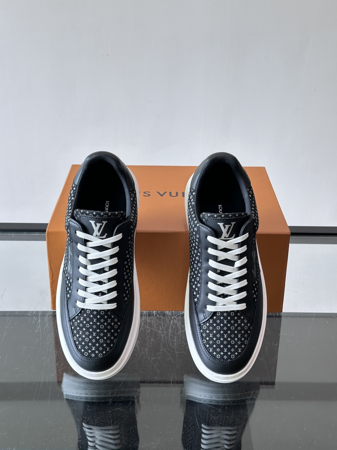 LV🌸BEVERLY HILLS 运动鞋本款 Beverly Hills 运动鞋为绒面牛皮革压印迷你 Monogram 