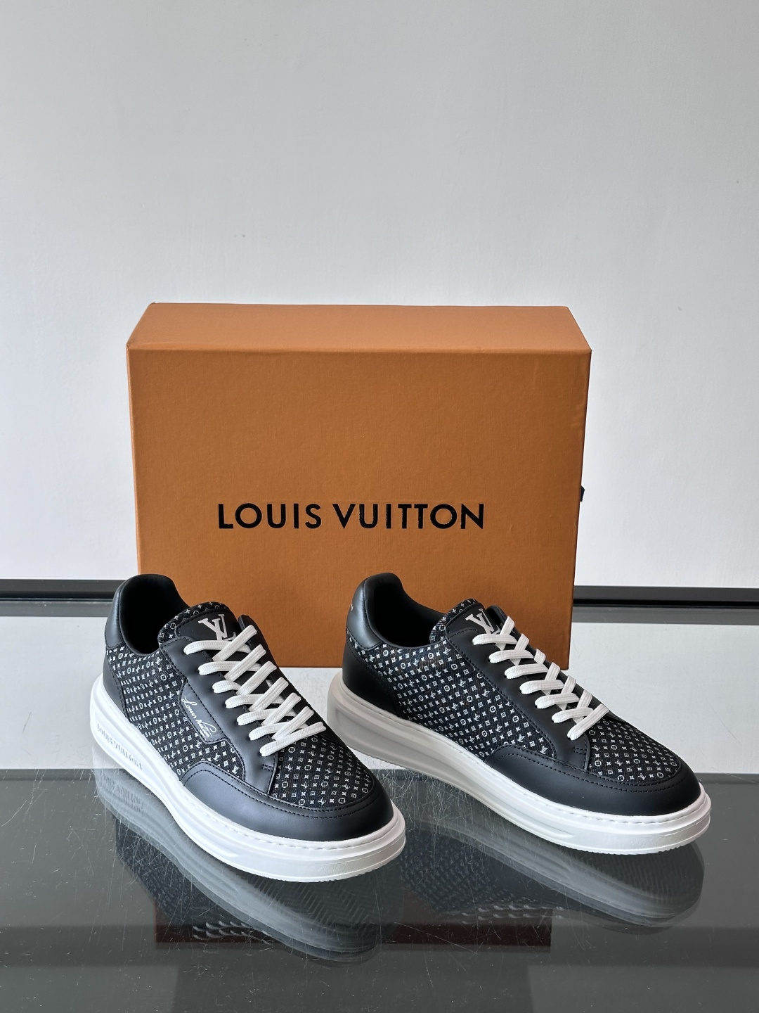 LV🌸BEVERLY HILLS 运动鞋本款 Beverly Hills 运动鞋为绒面牛皮革压印迷你 Monogram 