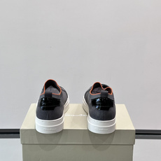 Santoni麂皮休闲鞋 👞意大利奢侈品牌Santoni的麂皮休闲鞋,选用优质麂皮,触感柔软,浅棕色调搭配橙色内衬, Santoni麂皮休闲鞋 👞意大利奢侈品牌Santoni的麂皮休闲鞋,选用优质麂皮,触感柔软,浅棕色调搭配橙色内衬,