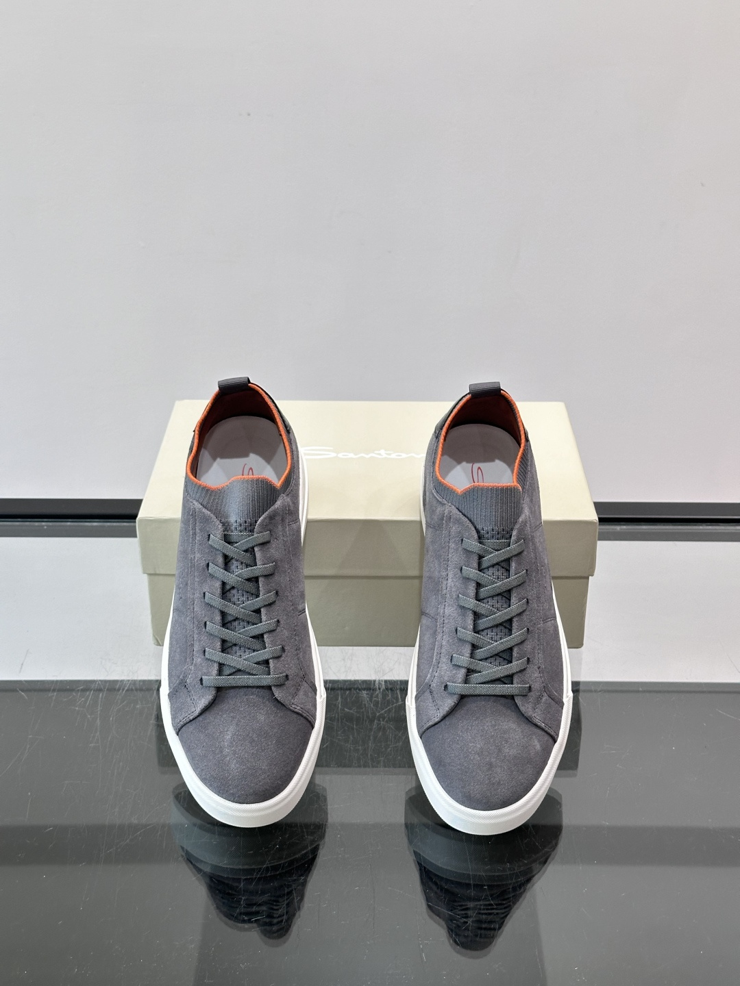 Santoni麂皮休闲鞋 👞意大利奢侈品牌Santoni的麂皮休闲鞋,选用优质麂皮,触感柔软,浅棕色调搭配橙色内衬, Santoni麂皮休闲鞋 👞意大利奢侈品牌Santoni的麂皮休闲鞋,选用优质麂皮,触感柔软,浅棕色调搭配橙色内衬,