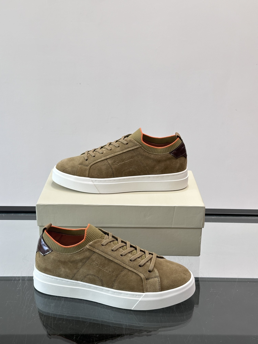Santoni麂皮休闲鞋​​ 👞意大利奢侈品牌Santoni的麂皮休闲鞋，选用优质麂皮，触感柔软，浅棕色调搭配橙色内衬，