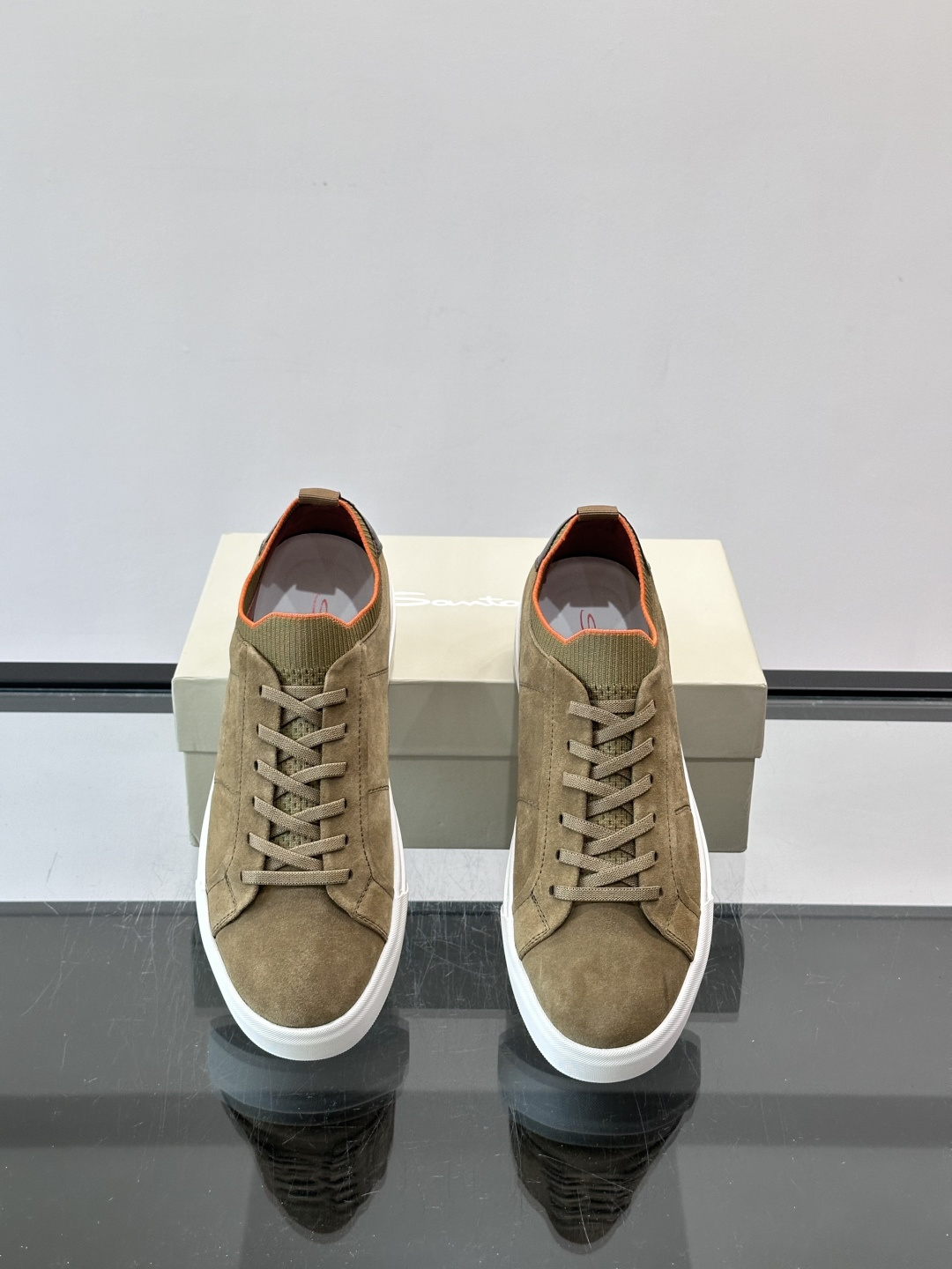 Santoni麂皮休闲鞋​​ 👞意大利奢侈品牌Santoni的麂皮休闲鞋，选用优质麂皮，触感柔软，浅棕色调搭配橙色内衬，