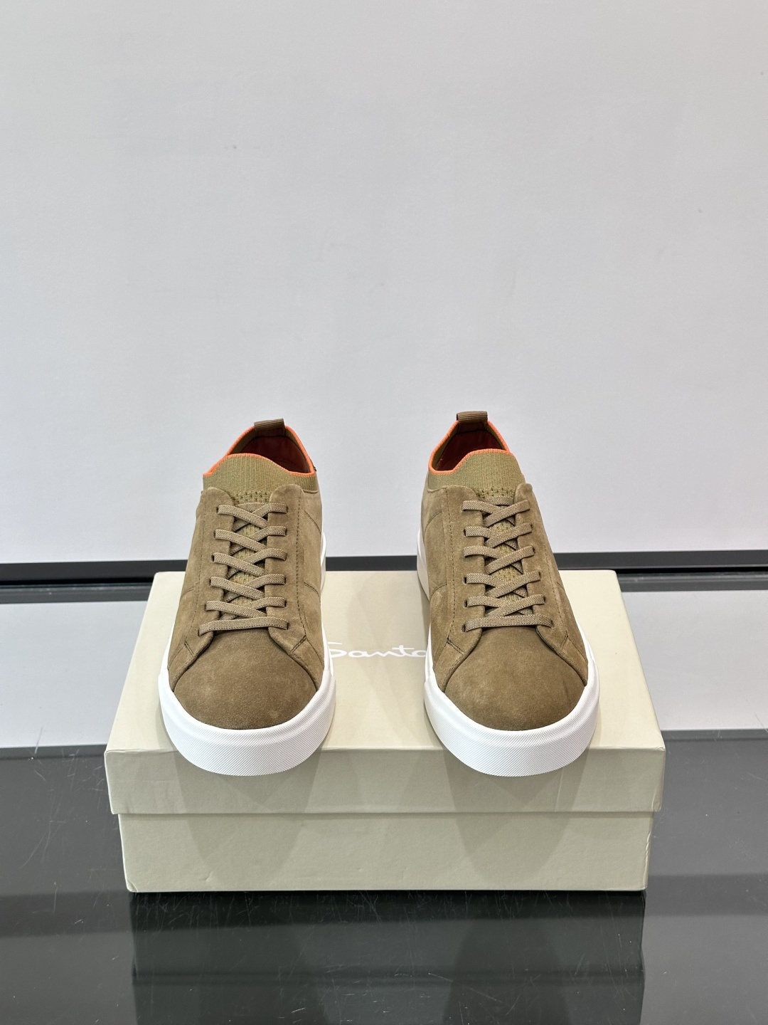 Santoni麂皮休闲鞋​​ 👞意大利奢侈品牌Santoni的麂皮休闲鞋，选用优质麂皮，触感柔软，浅棕色调搭配橙色内衬，