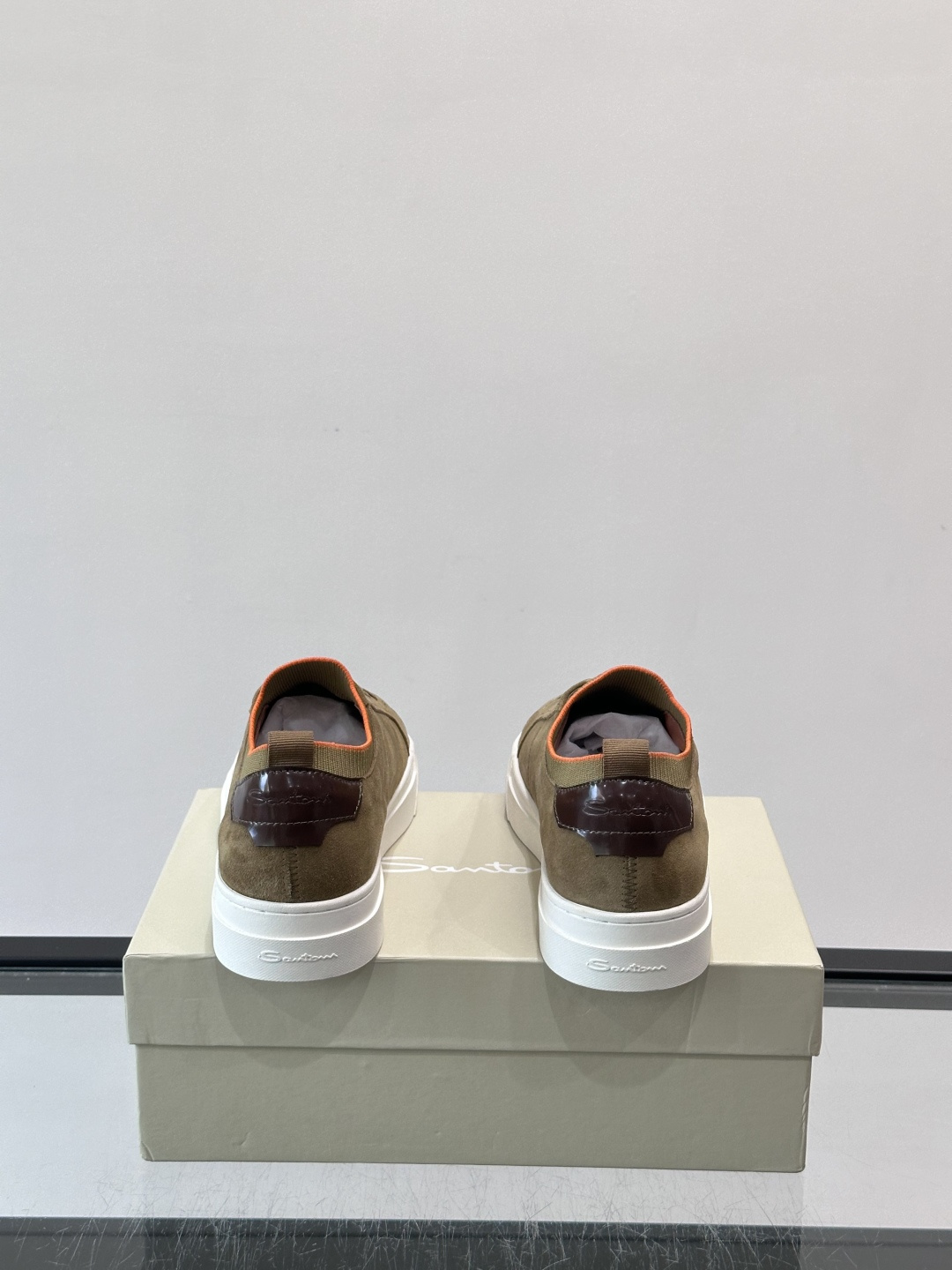 Santoni麂皮休闲鞋​​ 👞意大利奢侈品牌Santoni的麂皮休闲鞋，选用优质麂皮，触感柔软，浅棕色调搭配橙色内衬，
