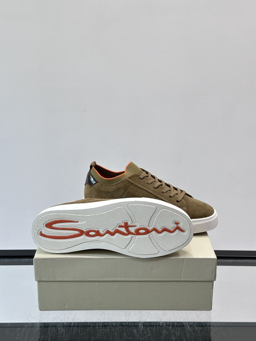 Santoni麂皮休闲鞋​​ 👞意大利奢侈品牌Santoni的麂皮休闲鞋，选用优质麂皮，触感柔软，浅棕色调搭配橙色内衬，