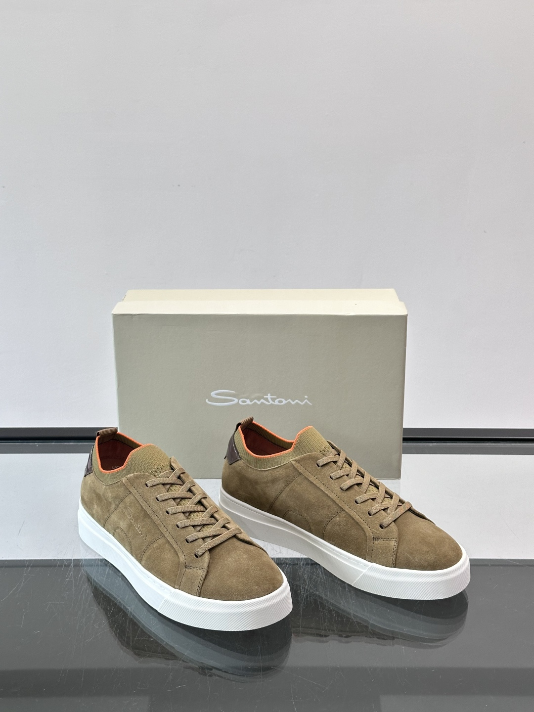 Santoni麂皮休闲鞋​​ 👞意大利奢侈品牌Santoni的麂皮休闲鞋，选用优质麂皮，触感柔软，浅棕色调搭配橙色内衬，