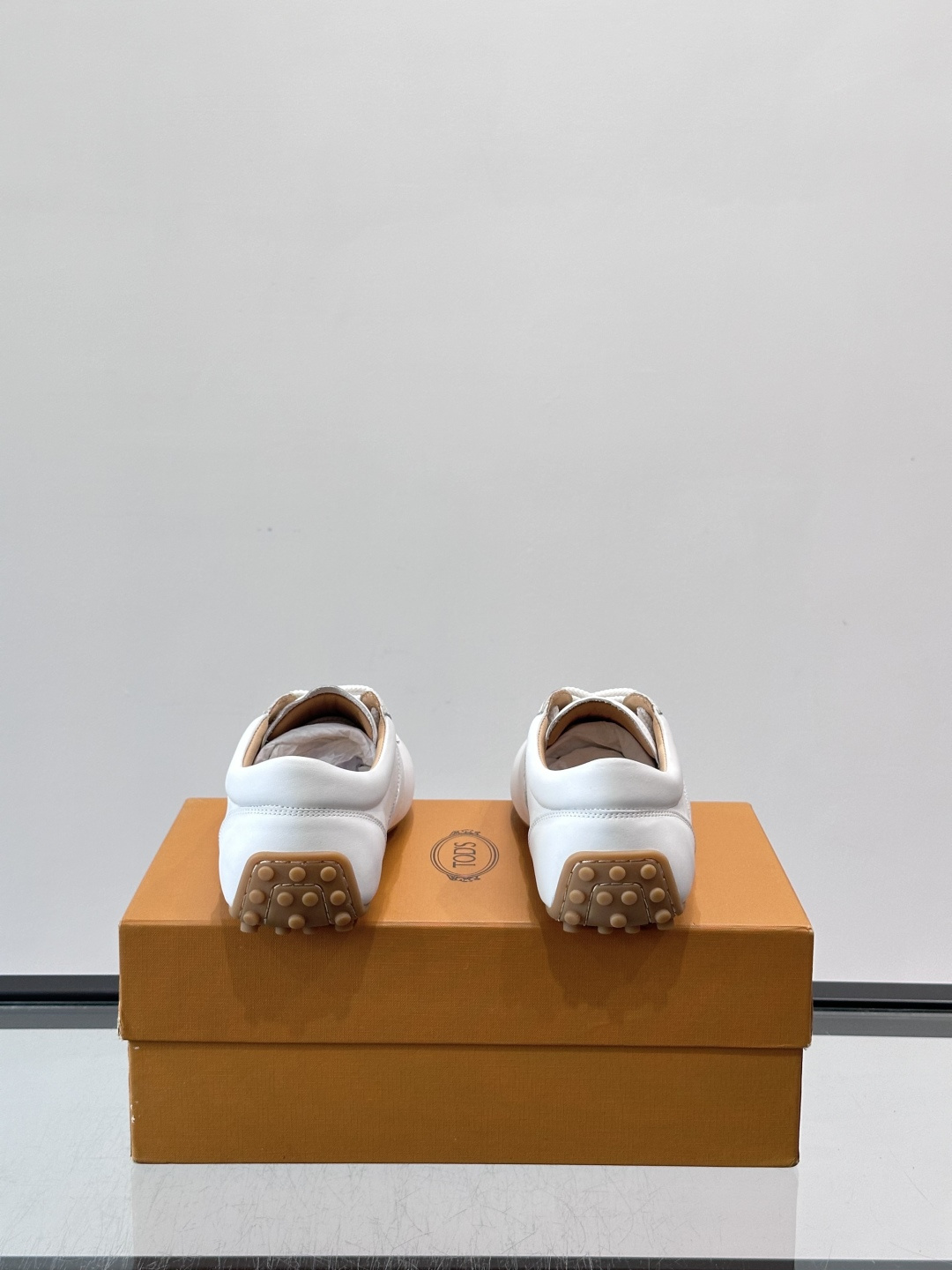 Tod's T-Marathon系列运动休闲鞋从室内足球运动汲取灵感，复古风鞋面以柔软皮革制成，触感如同丝缎般柔软丝滑，