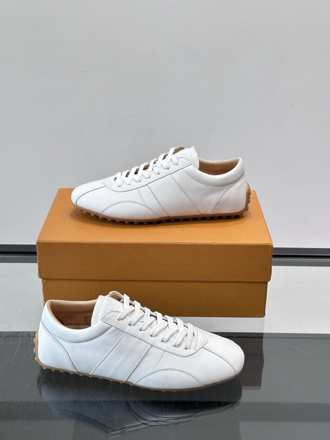 Tod's T-Marathon系列运动休闲鞋从室内足球运动汲取灵感，复古风鞋面以柔软皮革制成，触感如同丝缎般柔软丝滑，