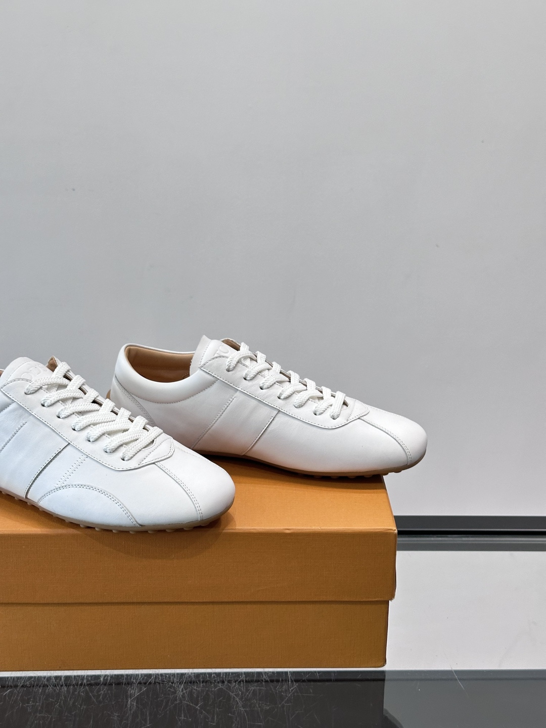 Tod's T-Marathon系列运动休闲鞋从室内足球运动汲取灵感，复古风鞋面以柔软皮革制成，触感如同丝缎般柔软丝滑，