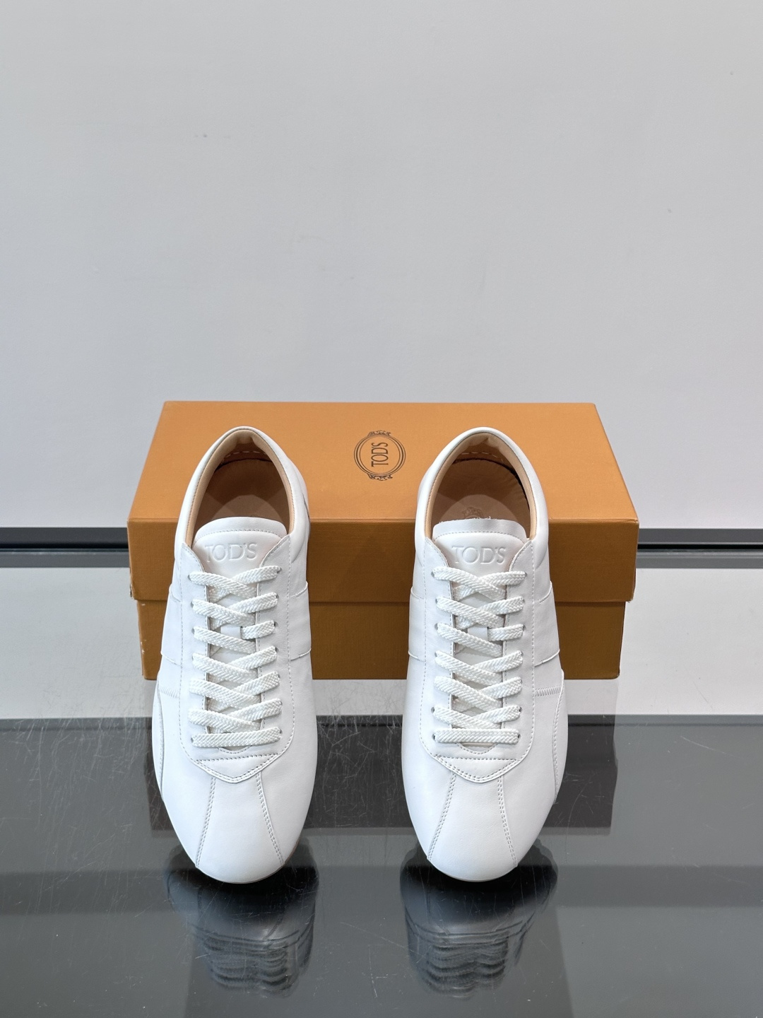 Tod's T-Marathon系列运动休闲鞋从室内足球运动汲取灵感，复古风鞋面以柔软皮革制成，触感如同丝缎般柔软丝滑，