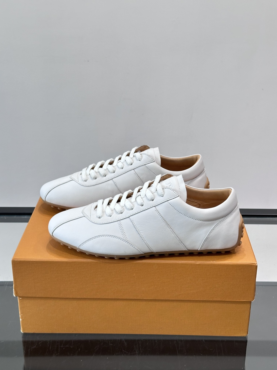 Tod's T-Marathon系列运动休闲鞋从室内足球运动汲取灵感，复古风鞋面以柔软皮革制成，触感如同丝缎般柔软丝滑，