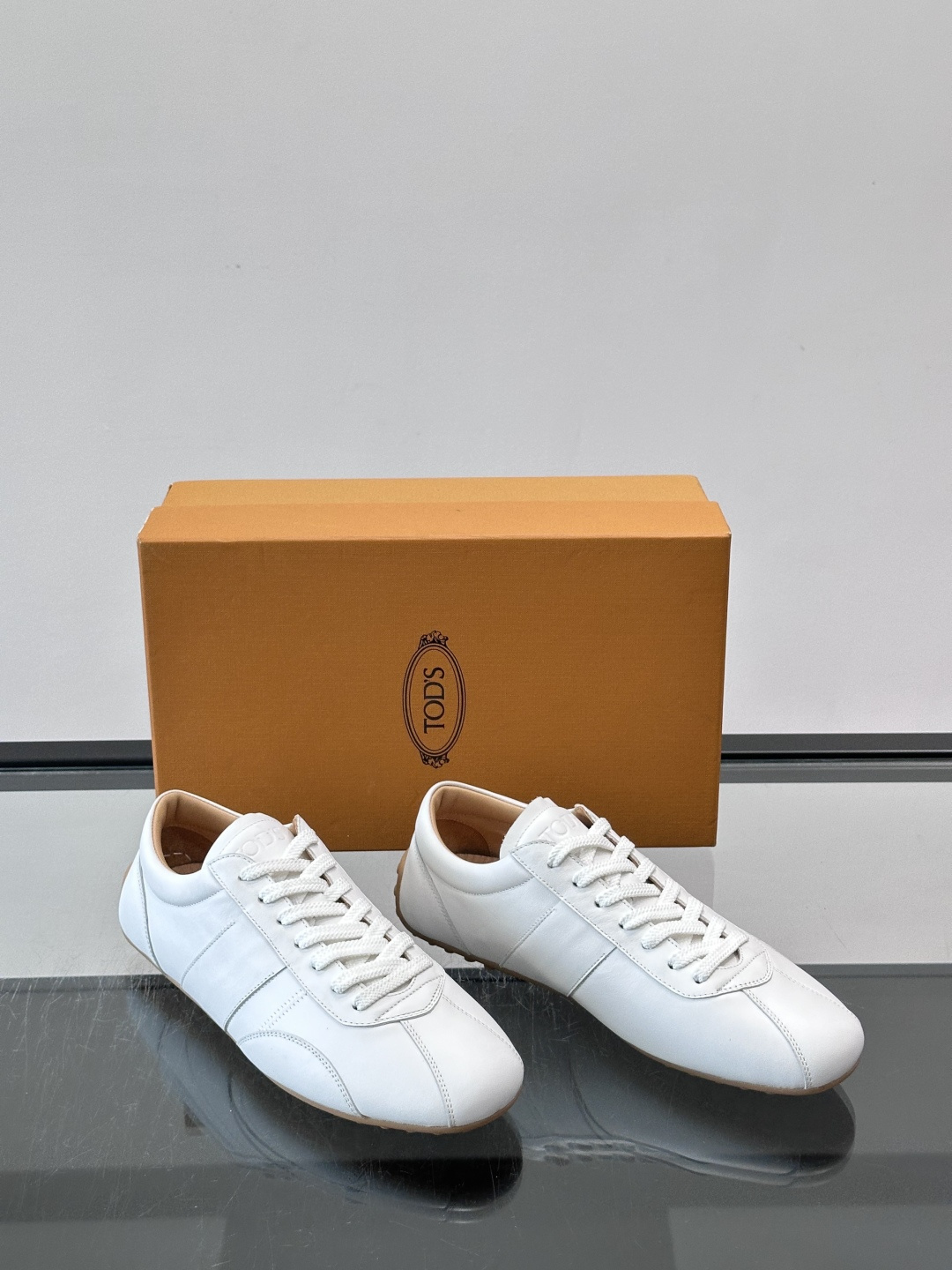 Tod's T-Marathon系列运动休闲鞋从室内足球运动汲取灵感，复古风鞋面以柔软皮革制成，触感如同丝缎般柔软丝滑，