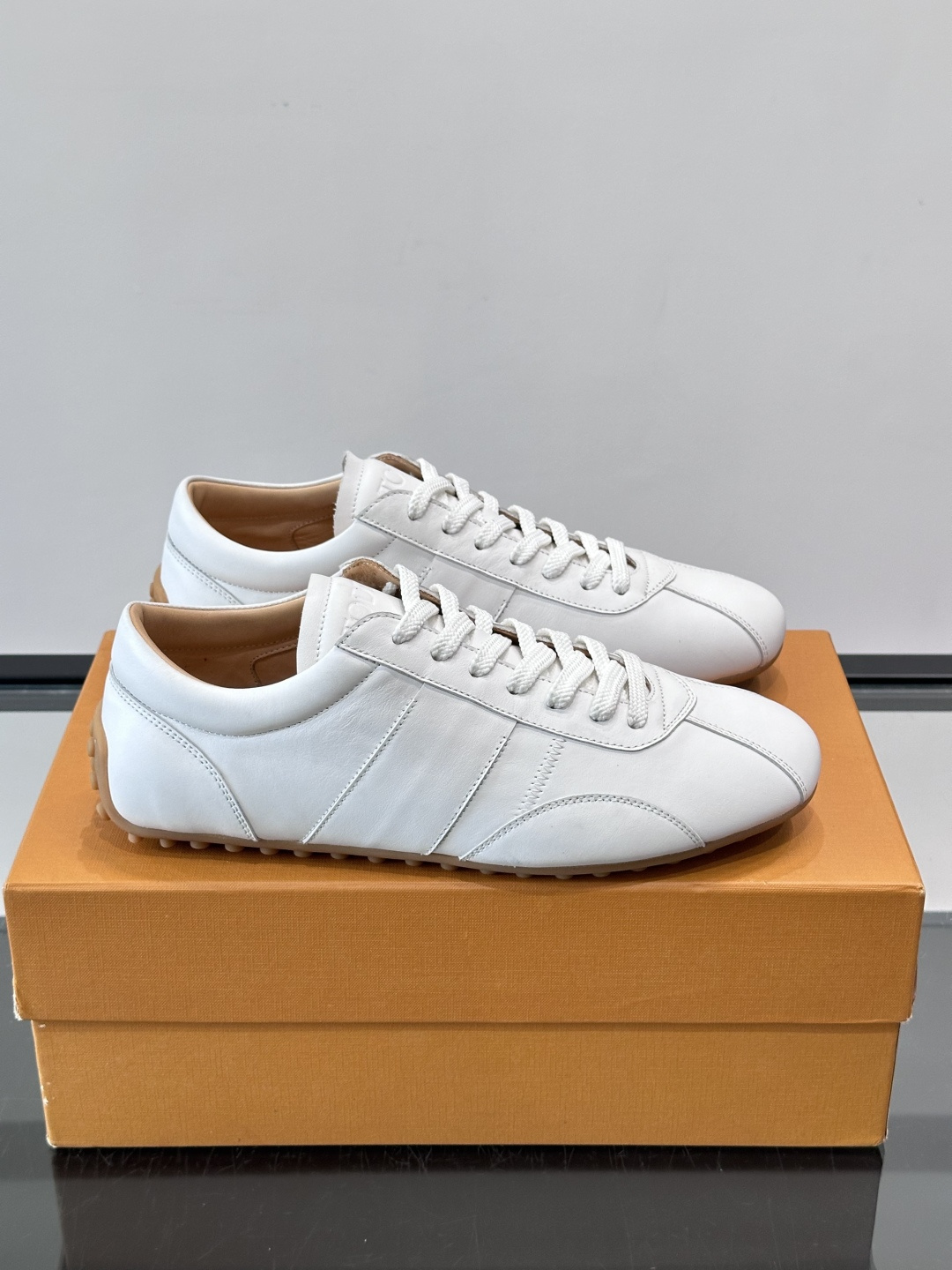 Tod's T-Marathon系列运动休闲鞋从室内足球运动汲取灵感,复古风鞋面以柔软皮革制成,触感如同丝缎般柔软丝滑, Tod's T-Marathon系列运动休闲鞋从室内足球运动汲取灵感,复古风鞋面以柔软皮革制成,触感如同丝缎般柔软丝滑,