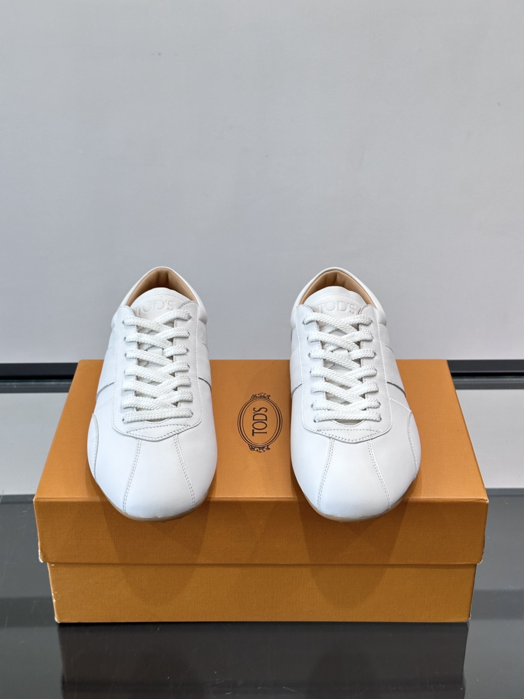 Tod's T-Marathon系列运动休闲鞋从室内足球运动汲取灵感，复古风鞋面以柔软皮革制成，触感如同丝缎般柔软丝滑，