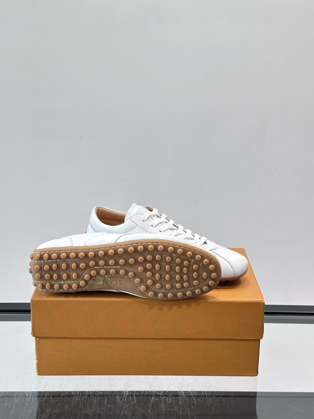 Tod's T-Marathon系列运动休闲鞋从室内足球运动汲取灵感，复古风鞋面以柔软皮革制成，触感如同丝缎般柔软丝滑，