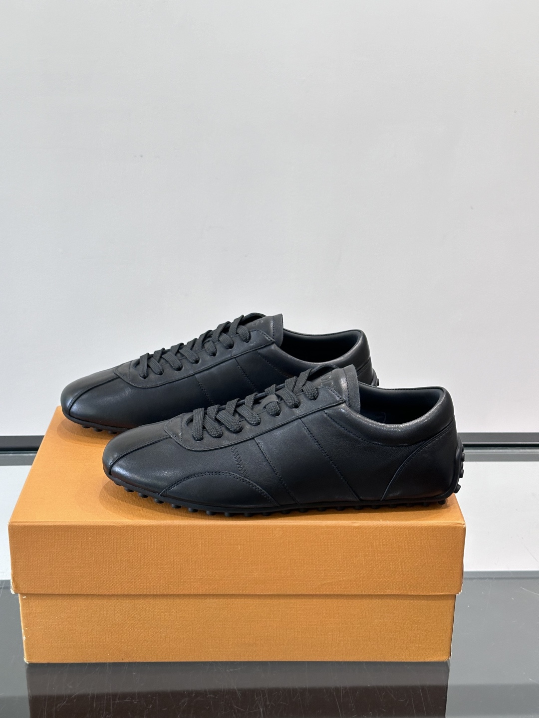 Tod's T-Marathon系列运动休闲鞋从室内足球运动汲取灵感，复古风鞋面以柔软皮革制成，触感如同丝缎般柔软丝滑，