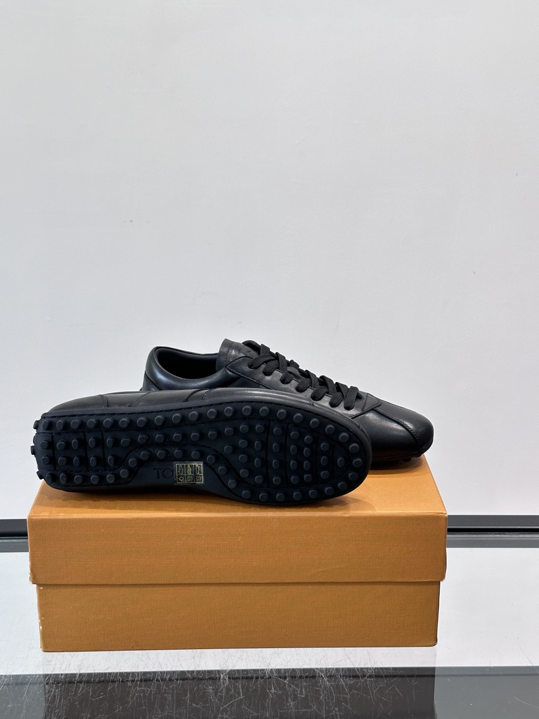 Tod's T-Marathon系列运动休闲鞋从室内足球运动汲取灵感，复古风鞋面以柔软皮革制成，触感如同丝缎般柔软丝滑，