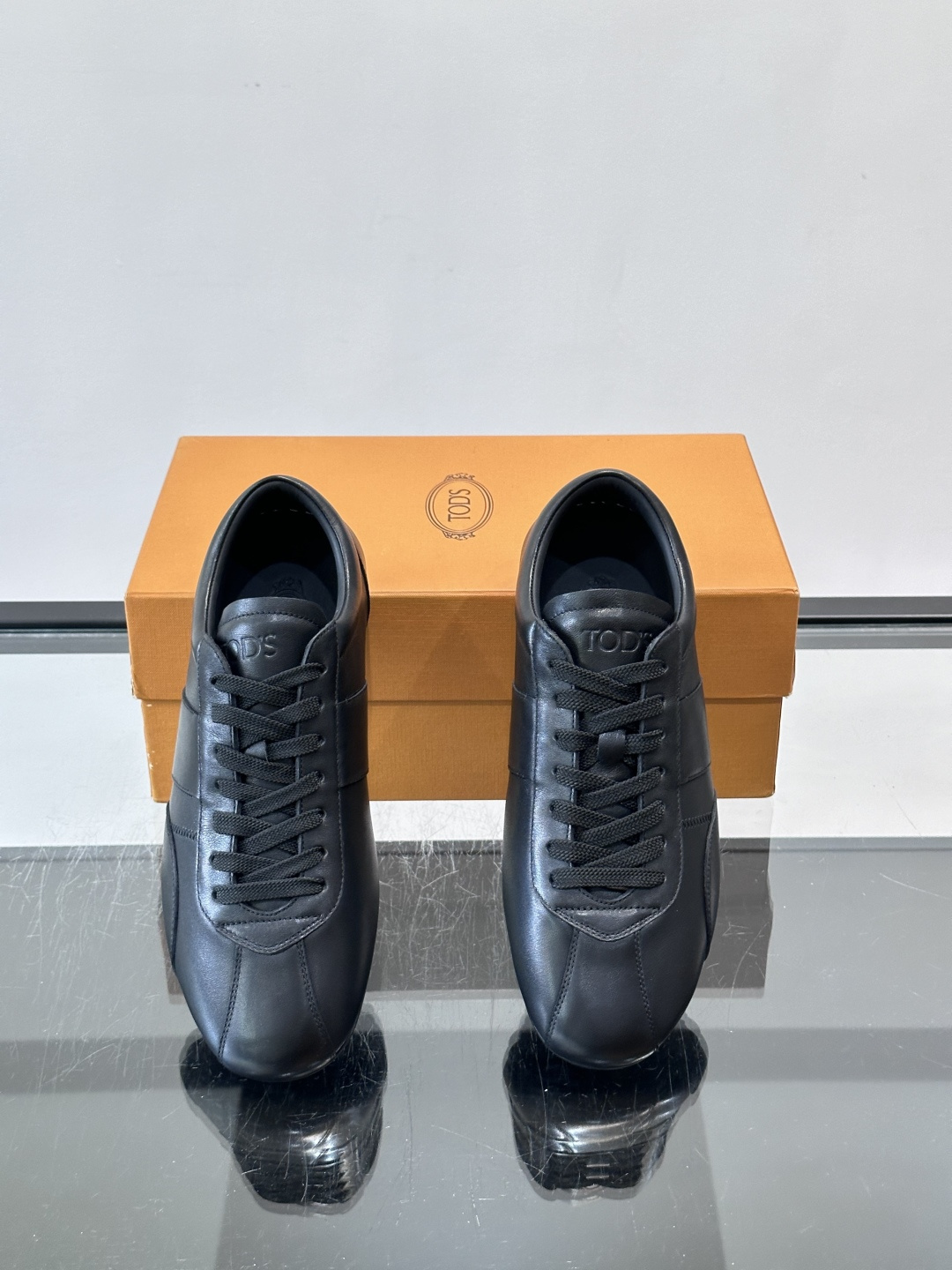Tod's T-Marathon系列运动休闲鞋从室内足球运动汲取灵感，复古风鞋面以柔软皮革制成，触感如同丝缎般柔软丝滑，