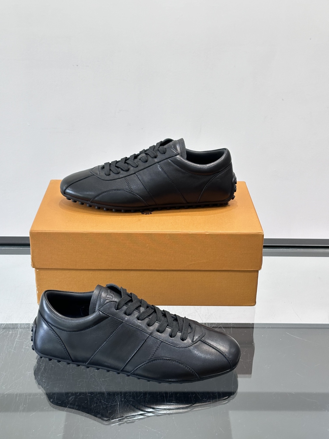 Tod's T-Marathon系列运动休闲鞋从室内足球运动汲取灵感，复古风鞋面以柔软皮革制成，触感如同丝缎般柔软丝滑，