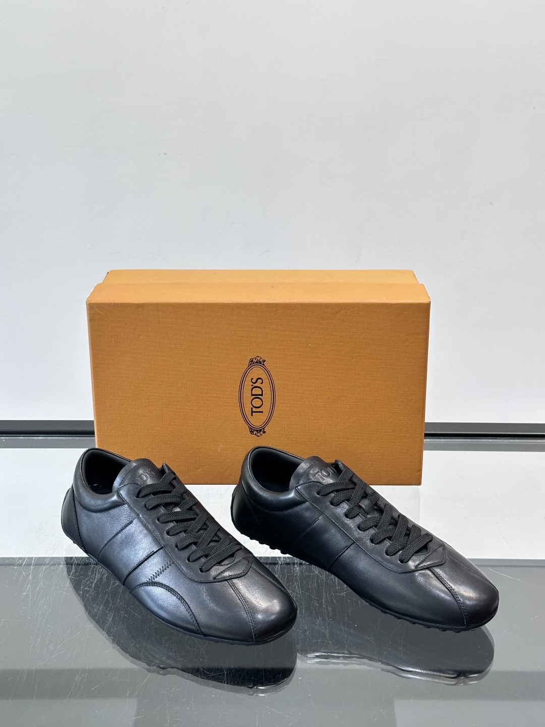 Tod's T-Marathon系列运动休闲鞋从室内足球运动汲取灵感，复古风鞋面以柔软皮革制成，触感如同丝缎般柔软丝滑，