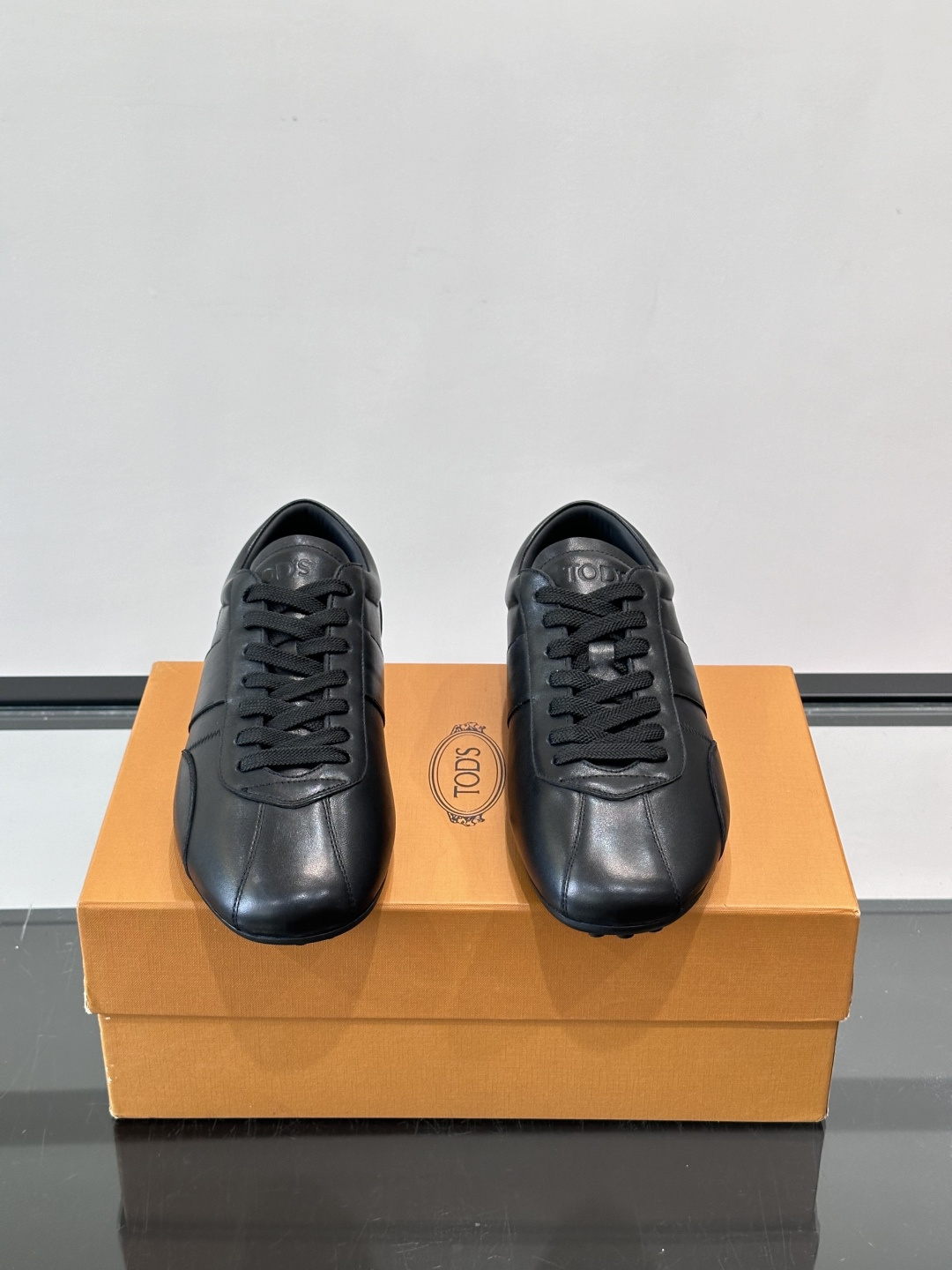 Tod's T-Marathon系列运动休闲鞋从室内足球运动汲取灵感，复古风鞋面以柔软皮革制成，触感如同丝缎般柔软丝滑，