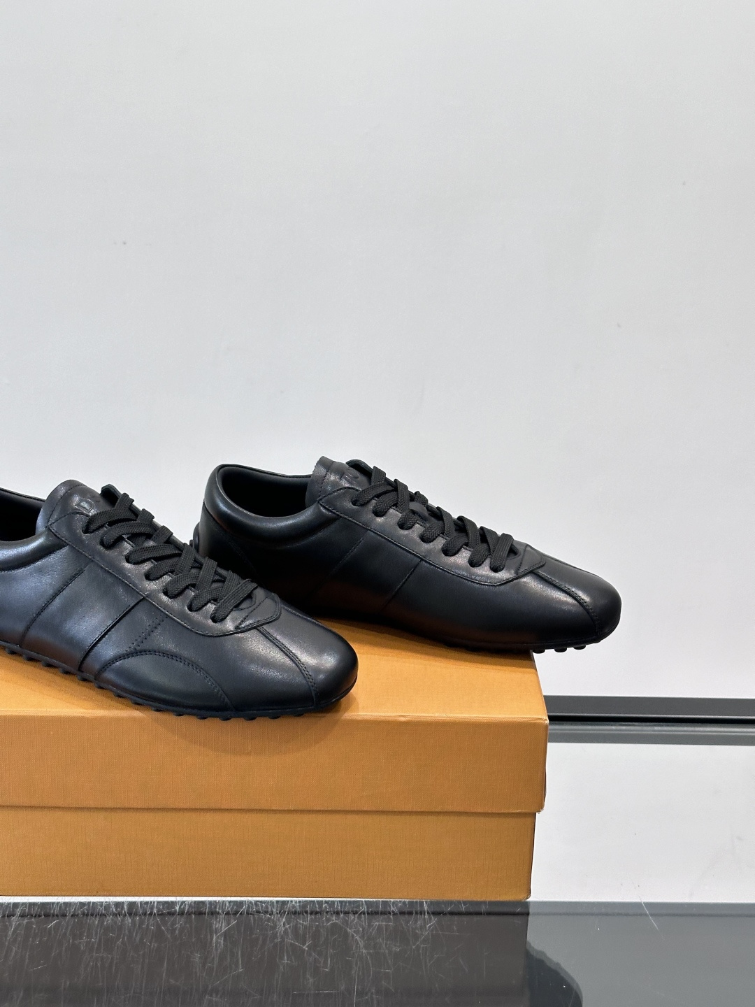 Tod's T-Marathon系列运动休闲鞋从室内足球运动汲取灵感，复古风鞋面以柔软皮革制成，触感如同丝缎般柔软丝滑，