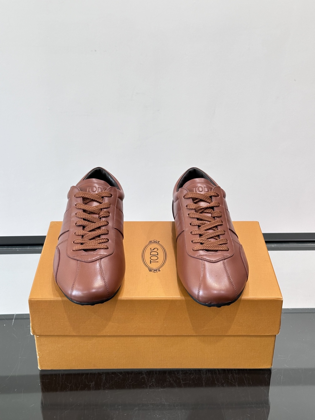 Tod's T-Marathon系列运动休闲鞋从室内足球运动汲取灵感，复古风鞋面以柔软皮革制成，触感如同丝缎般柔软丝滑，