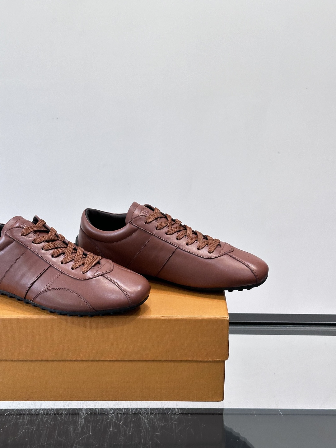 Tod's T-Marathon系列运动休闲鞋从室内足球运动汲取灵感，复古风鞋面以柔软皮革制成，触感如同丝缎般柔软丝滑，
