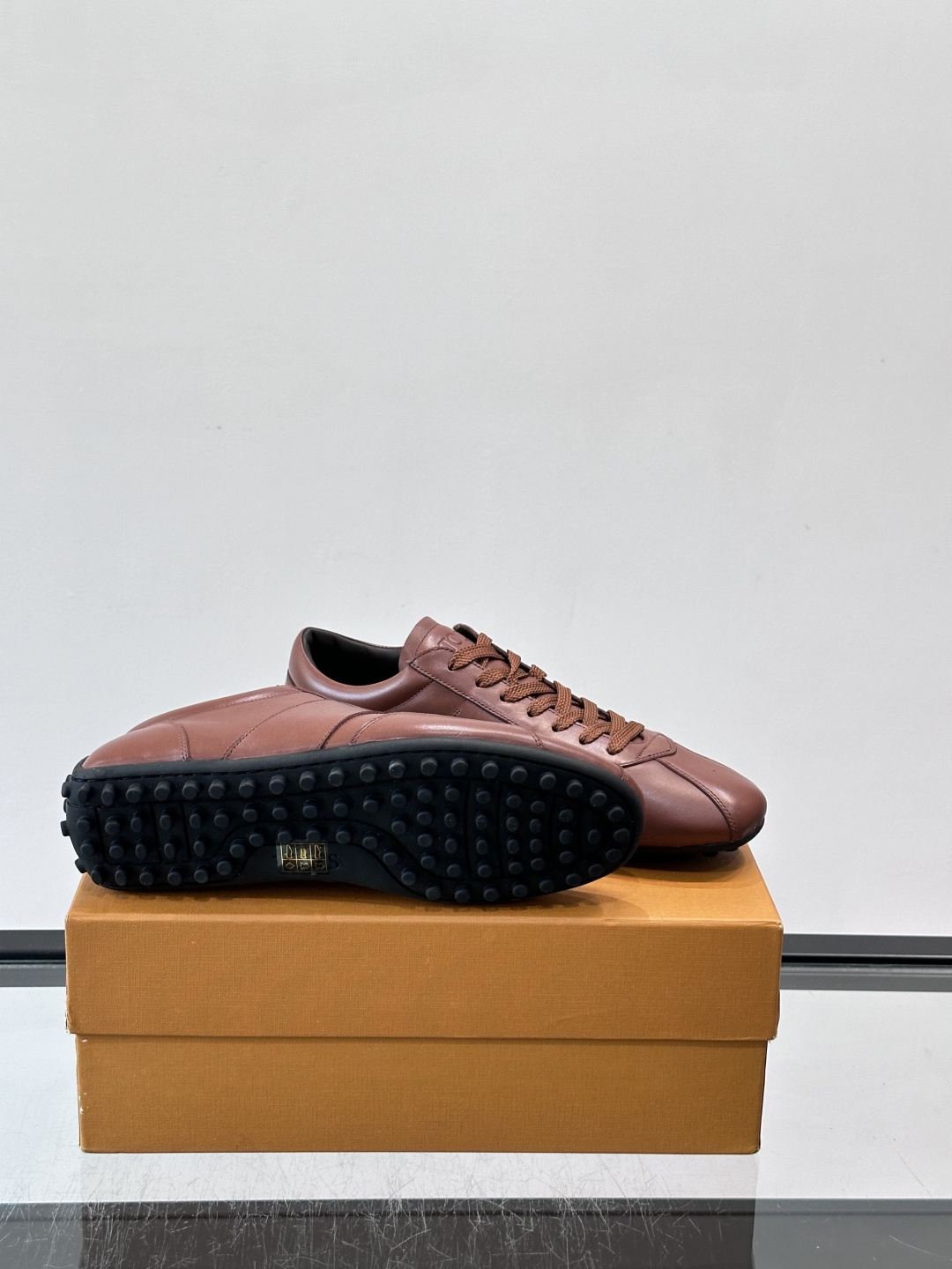 Tod's T-Marathon系列运动休闲鞋从室内足球运动汲取灵感，复古风鞋面以柔软皮革制成，触感如同丝缎般柔软丝滑，