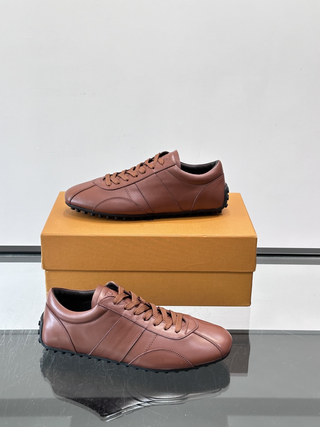 Tod's T-Marathon系列运动休闲鞋从室内足球运动汲取灵感，复古风鞋面以柔软皮革制成，触感如同丝缎般柔软丝滑，
