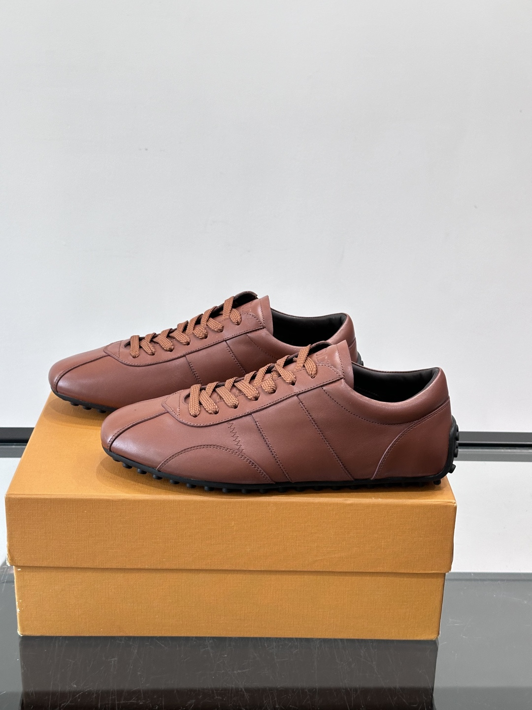 Tod's T-Marathon系列运动休闲鞋从室内足球运动汲取灵感，复古风鞋面以柔软皮革制成，触感如同丝缎般柔软丝滑，