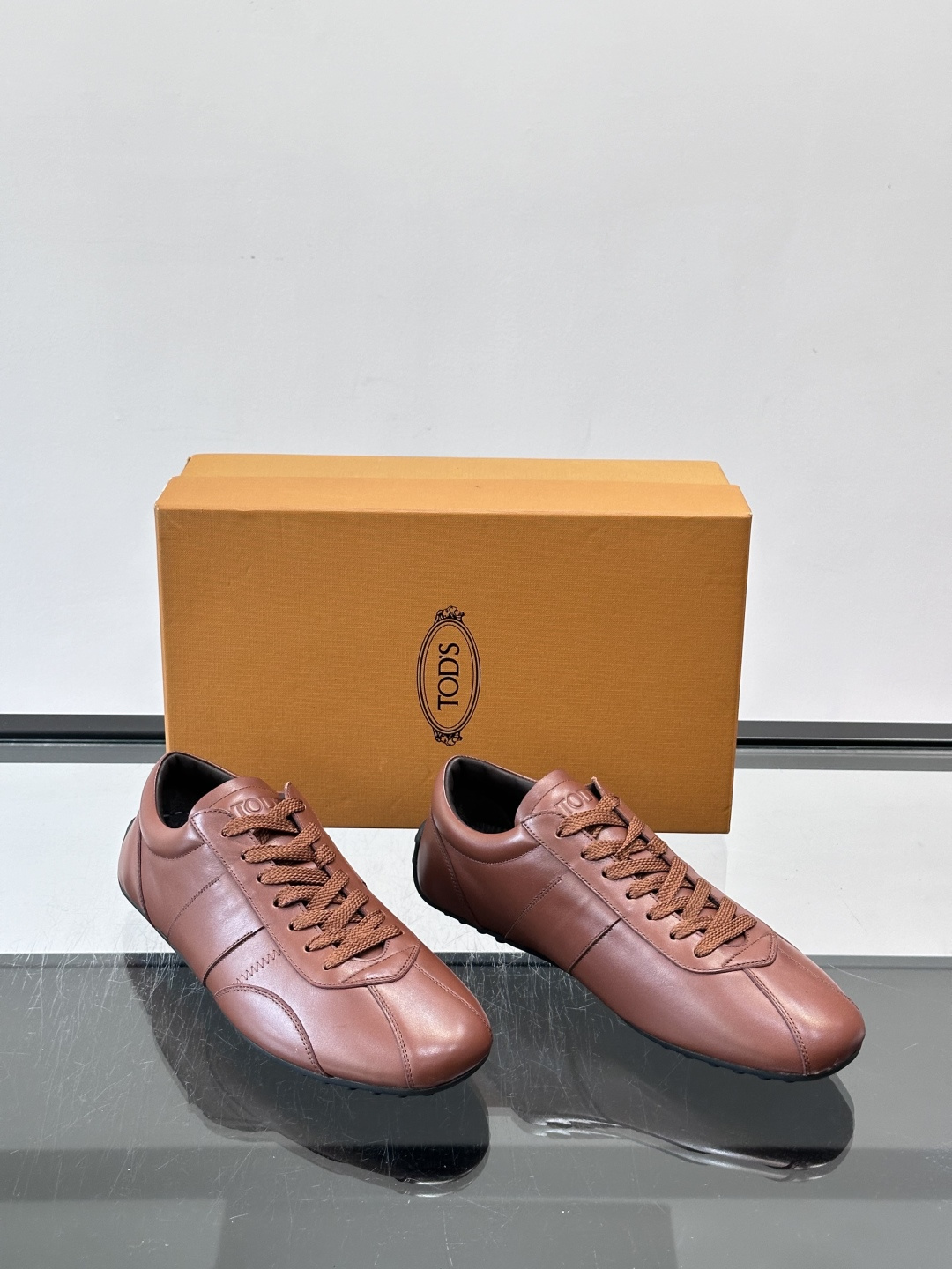 Tod's T-Marathon系列运动休闲鞋从室内足球运动汲取灵感，复古风鞋面以柔软皮革制成，触感如同丝缎般柔软丝滑，