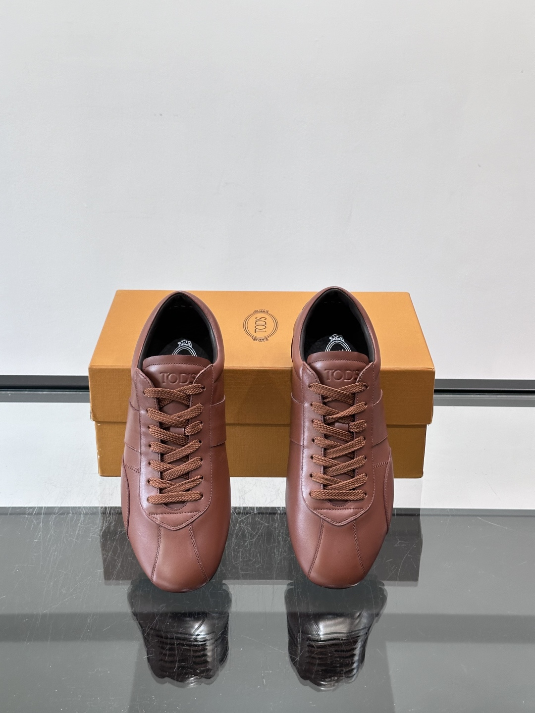 Tod's T-Marathon系列运动休闲鞋从室内足球运动汲取灵感，复古风鞋面以柔软皮革制成，触感如同丝缎般柔软丝滑，