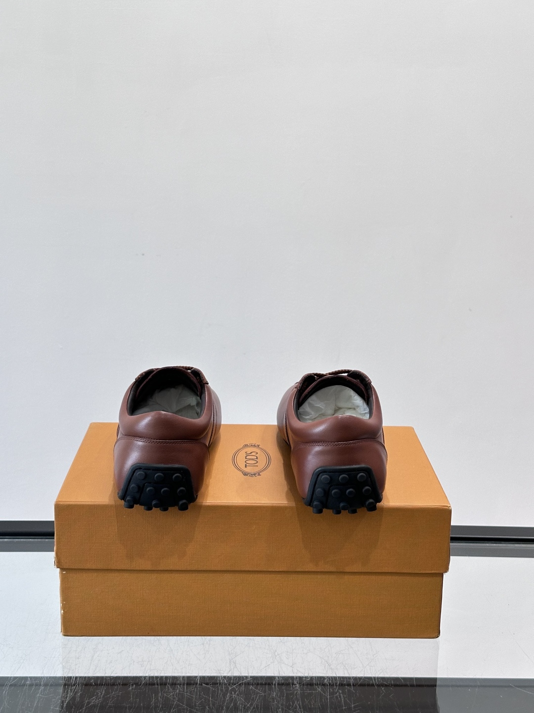Tod's T-Marathon系列运动休闲鞋从室内足球运动汲取灵感，复古风鞋面以柔软皮革制成，触感如同丝缎般柔软丝滑，