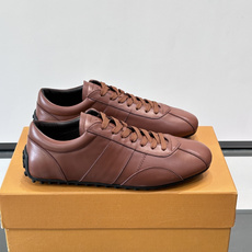 Tod's T-Marathon系列运动休闲鞋从室内足球运动汲取灵感,复古风鞋面以柔软皮革制成,触感如同丝缎般柔软丝滑, Tod's T-Marathon系列运动休闲鞋从室内足球运动汲取灵感,复古风鞋面以柔软皮革制成,触感如同丝缎般柔软丝滑,